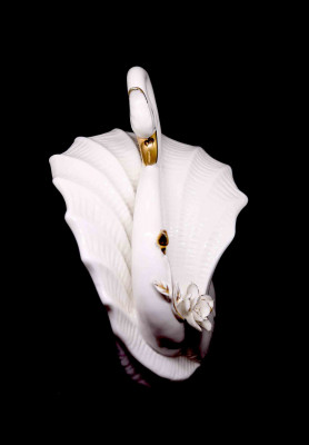 Goose shaped showpiece