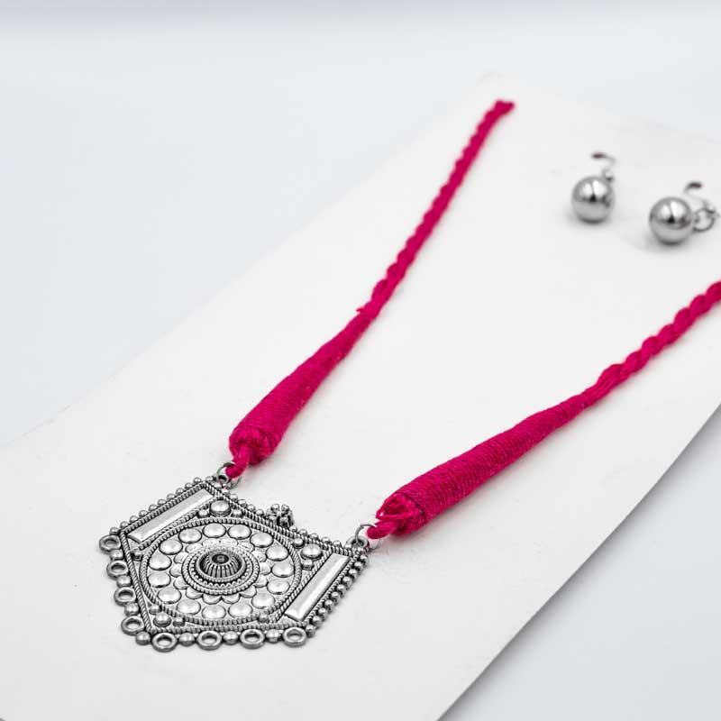 Yarn necklace